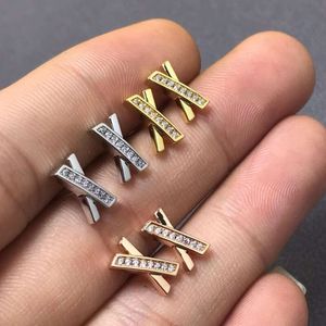 Box Blu ClassicDsignRande Top Boutiqu V Gold Half Diamond Ros Cross Light och minimalistisk Instagram Styl Arrings Small Vrsatil Gift Dsign Tiffancy Rsatil