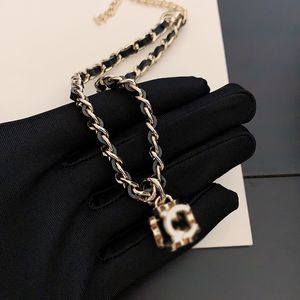 Designer Collana classica di lusso Dadi quadrati Ciondolo con lettera bianca Catena in corda di pelle nera Gioielli con ciondoli in ottone Consegna alle sorelle Regalo di compleanno di 18 anni