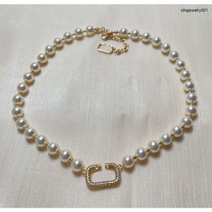 Set di orecchini con bracciale con collana di perle dal design classico per donna Collana di lusso con lettera V collana di perle con ciondolo gioielli da sposa di compleanno