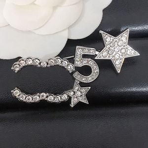Kadın Hediye Mektubu Broşlar Pimler Broş Pin Lüks Düğün Hediyeleri 18K Altın Kaplama Gümüş Cazibe Emziren Elbise Broşlar Evlen Düğün Partisi Hediye Accessorie