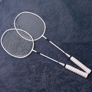 Badminton raketleri 2pcs% 100 karbon fiber badminton raketleri set set profesyonel süper hafif badminton raket yeni başlayanlar için taşıma çantası 231201