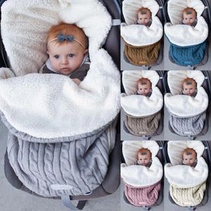 Filtar född baby vinter barnvagn wrap filt fotmuff tjock varm stickad virka swaddle sovsäckar småbarn liten sömnsäck