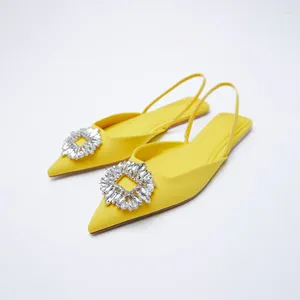 Sandaler 2023 Sommarlägenheter Kvinnor pekade tå Silk Crystal Back Strap Muller Diamond Yellow Sandalias Mujer Flat Shoes