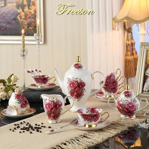 Tazze Rose Bone China Set da caffè Europa Porcellana Tazza da tè Piattino Tazza Zuccheriera in ceramica Brocca Barattolo per l'ora del tè Bicchieri da caffè Teiera 231201