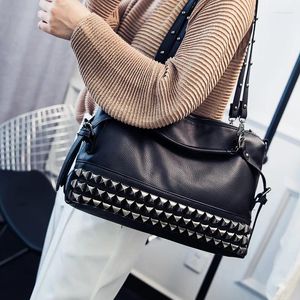 Abendtaschen Niet Metall in Handtasche Frauen hochwertige große Kapazität Mode lässig Umhängetasche kostenloser Versand Vintage Neuheit Punk