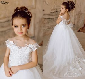 Vit tyll Little Princess Flower Girl Dresses For Wedding O-Neck Cap Sleeves Lace Appliced ​​Toddler Formella festklänningar Bow Kids Puffy First Communion Dress CL2907