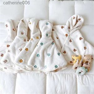 Комплекты одежды Зимний детский плащ с капюшоном Пальто для маленьких девочек Одежда для младенцев Ветрозащитные коралловые бархатные одеяла для новорожденных Верхняя одежда с вышивкой Детская одеждаL231202