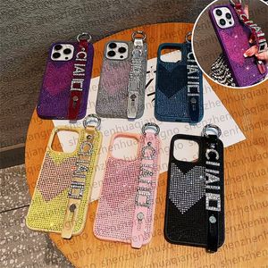 Luxo Glitter Designer Phone Case para iPhone 15 Pro Max Casos Apple iPhone 14 Pro Max 13 15 Plus Pulseira de Pulso 3D Cristal Bling Espumante Strass Diamante C Mulheres Casos