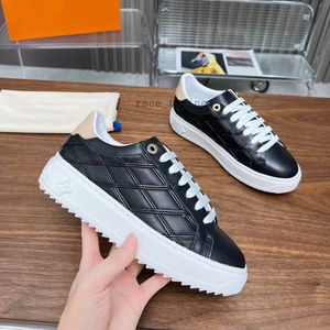 Time Out Women Sneakers Travel Shoes Malleage Mönster Sneaker ljusgrå lammskinn Blommor Läder Fashion Lady Flat Designer Trainers Letters Woman Shoe 01