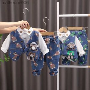 Zestawy odzieży 2023 Autumn Korean Little Boy 3PCS Zestaw ubrania kreskówka niedźwiedź jeansowa koszula Długie rękawie dżinsy niemowlęce chłopiec garnitur strójl231202