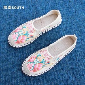 Dress Shoes Lunajoy2023 Hmong Miao Women Chinese Style Embroidered Handmade Easy Wear Old Beijing 231201