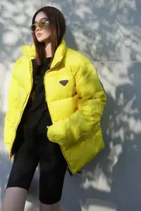 P0033女性ダウンパーカー衣装スタイリッシュな高級デザイナーウィンタークラシックパフイエローコートレディースウールジャケット