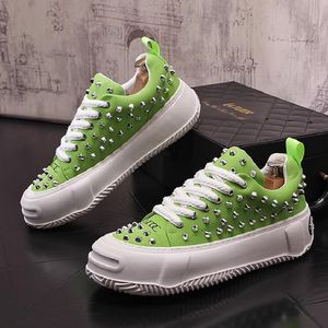 Novo designer masculino de alta qualidade cravejado rebite pico sapatos casuais homem britânico tendência lazer sapatos masculino preto branco verde 10a40