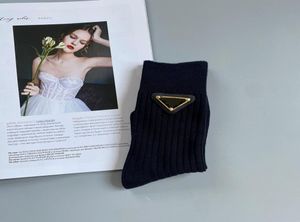 2021 Designer Socks Luxury Mens Womens Cotton Sock Classic P Letter Bekväm Högkvalitativ Fashion Flash -rörelse Mellanrör St1078448