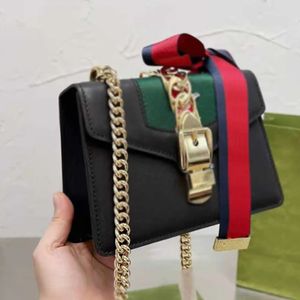 Umhängetasche aus echtem Leder, Mini-Handtasche mit farbigem Band und Kettenklappe