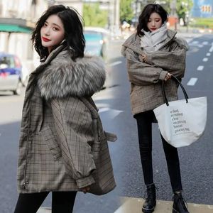 レトロな格子縞のパターンと毛皮の襟の暖かさ冬231201の女性のための女性の毛皮の毛皮の韓国風のぬいぐるみコートコート