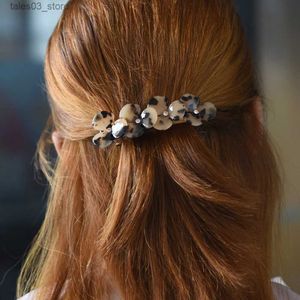 ヘッドウェアヘアアクセサリー女性ヘアアクセサリー高品質の甘い真珠アクリルフラワーヘアバレットビンテージヘアクリップガールズQ231204