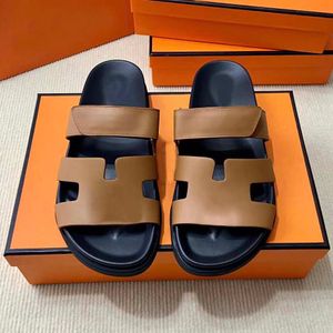 Con box designer pantofole sandali sandali in pelle pantofole estive e invernali da spiaggia in peluche con fondo piatto Elegante, classico e casual