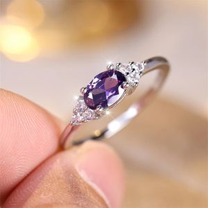 Bröllopsringar Purple Crystal Oval Stone Thin Ring White Zircon Engagement Band för kvinnor Trendiga silverfärgsmycken Enkel gåva 231201