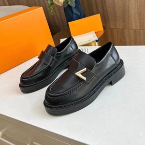 Academy Loafer Flat Dress Shoes feminino Mocassins pretos Couro de bezerro trabalhado com toque feminino para um estilo clássico Este modelo se distingue por sua sola na moda 05