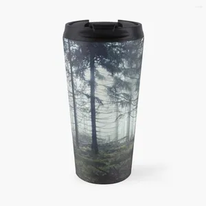 Garrafas de água através das árvores, caneca de café de viagem, uma xícara para