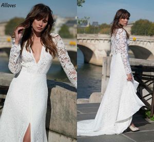 Designer Modern White Spets A Line Wedding Dresses Plunging V Neck med långa ärmar Brudklänningar Sexig front split Boho Garden Beach -knappar Back Robes de Mariee CL2983