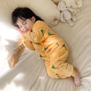 Pijamalar Çocuk Evi Giyim Bebek Oneepiece Uyku Tulumu Fallwinter Pazen ve Kadife Döşemeli Mercan Yün Bacak Elbisesi 231202
