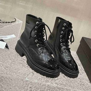 Top Design Winterstiefel 2023 Kanal Mode Damen Vintage Dekoratives Leder Baumwolltuch Wolle Warmhalten Hoher Absatz Dicke Sohle Schnee Flache Socken Schuhe 09-10