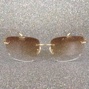 Gli occhiali da sole migliorano la tua vista con occhiali da vista di alta qualità: sperimenta la chiarezza e il comfort delle lenti di dimensioni standard