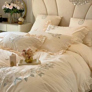 Sängkläder sätter hösten vinter bomull borstad prinsessa set fransk romantisk ruffle blomma broderi täcke täcke lakan kudde