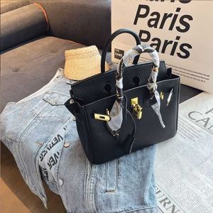 Tasarımcı Tote Brikis'in çantası Orijinal Deri Mini Lychee Desenli Çanta Kadınlar için 2023 Yaz için Büyük Kapasiteli Yüksek Kapasiteli Tek Omuz Crossbody Portable U4CY
