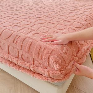 Conjuntos de cama WOSTAR Inverno quente de pelúcia lençol elástico protetor de colchão capa fofa coral velo cama única cama dupla king size 231202