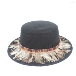 Berets 2023 unisex män kvinnor mode platt topp fedora hatt med fjäder födelsedagsfest trilby jazz vuxen storlek 56-58 cm