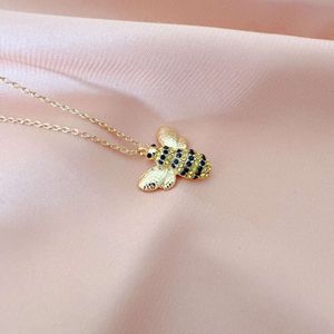 KS Family Fun Personalized Sparkling Diamond Bee Necklace Female Instagram Insect Pendant Design Sense Clavicle Chain Minimalist 210