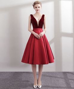 Elegant röd kort V-ringning sammet hemkommande klänningar med fickor a-line satinkorsett tillbaka prom party klänning med skärm för kvinnor