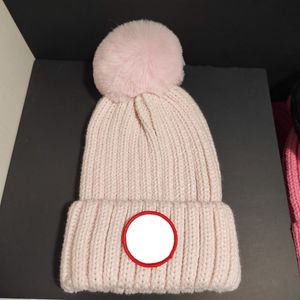 Hediye Kalın Sıcak Rüzgar Geçirmez Sonbahar Beanie Marka Örme Kış Yün Erkek ve Kadın Soğuk Şapka Tasarımcısı Pembe Siyah Beanie Kadın Moda Pom