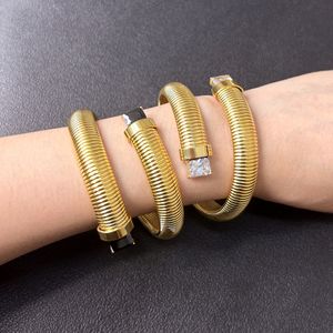 Elegante e simples banhado a ouro 18K com zircão aberto, pulseira aberta, luxo europeu e americano, pulseira feminina de aço titânio vintage