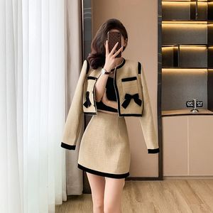 Zweiteiliges Kleid, koreanischer Chic, Vintage-Stil, kleiner Duft, Tweed, gespleißte Schleife, Kurzmantel, süßer A-Linie-Rock mit hoher Taille, Anzug für Damen, zweiteilige Sets 231202