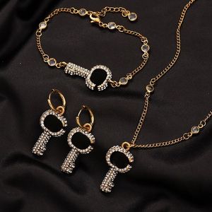 Designer de moda colar pulseira conjunto de jóias dupla letra cristal embelezado cheio de diamante chave pingente senhoras corrente de metal br2017