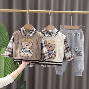 Clothing Sets 2023 Spring Autumn 3PCS Boys Clothes Set Cartoon Bear Sweater Vest Long Sleeve Plaid Shirts Cotton Pants Baby Suit 231204