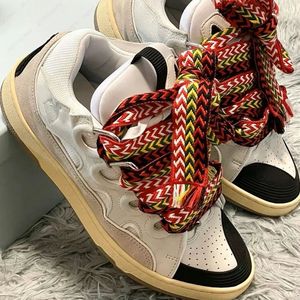 Grov skosnör brödskor mångsidiga avslappnade par skridskor lyx designer brödskor män skor kvinnor skor mode sneakers