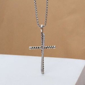Halsband Dy Luxury Designer TwistedDavid's Cross med Imitation Diamond Pendant Hot Selling