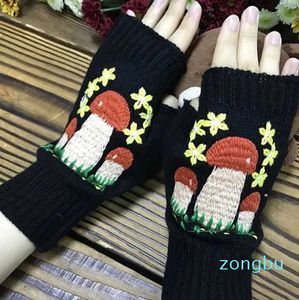 5本の指の手袋新しい女性の秋ニットハンドメイド刺繍GS刺繍入りキノコの花の中央半分指ウォームウールの冬