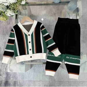 Designer de luxo bebê tracksuits outono meninos com decote em v cardigan conjunto tamanho 100-150 crianças camisola com decote em v e calças de malha nov25