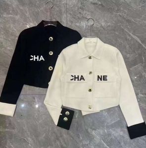 Projektant najwyższej jakości Lapel Polo Womens Jackets Fashion Polę Kieszeń Kieszonkowa Alfabet Haftowa wydrukowana metalowa klamra dzianina Cardigan Jacke Xiang Mihu 235