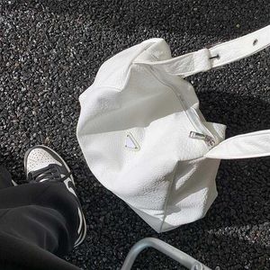 Простая сумка с большой капущностью женская новая модная сумка на плечах в осенней пригородной сумке мягкая лицевая сумка Bag231u