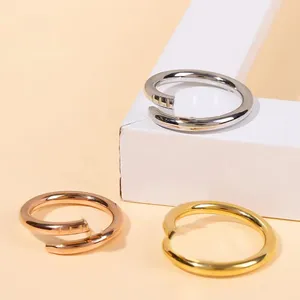 Com caixa 18k Bolas de anel de unhas douradas, amantes de casais anel de titânio anel de aço de aço