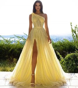 Ny gul kvällsfestklänning 2024 One Shoulder Pärlor PESKIN TULLE SIDA SLIT SEXY KVINNER Formell prom Gown AVONDJURK VESTIDDOS DE FEAST
