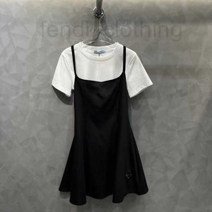 Basic Casual Dresses Designer Brand 23 Summer New Classic Black and White Contrast P Family Triangle T-shirt Tvådelat klänning Slim midja en linje HV1L