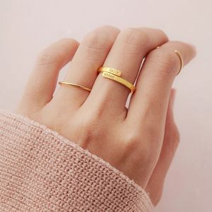 Anéis de casamento caixa gratuita gravado dois anéis de nome para mulheres homens amantes jóias de casamento aço inoxidável bague anéis personalizados presentes personalizados 231204
